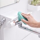 スコッチ・ブライト™ バスシャイン™ SWIFT SCRUB バス用パワフルパッドで、蛇口の石けんカスや水垢を効率よく落としている様子。