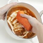 スコッチ・ブライト™ スクラブドット清潔スポンジで、鍋や食器についたベタつき汚れをすっきり落とせます。