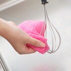 スコッチ・ブライト™︎ 汚れ落ちがはなまるのネットで泡立て器を洗う様子。