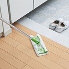 玄関まわりの汚れを、スコッチ・ブライト™ フロアワイパーで手軽にきれいに掃除。