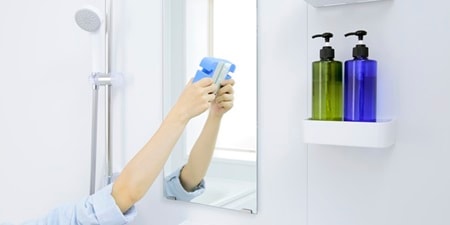 すごい鏡磨きを使用して鏡を掃除するシーン
