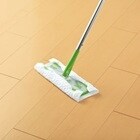 スコッチ・ブライト™ フロアワイパーで、ペットの毛を効率よく取り除く。