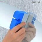 スコッチ・ブライト™ 鏡磨きシートで水垢を落とす様子。
